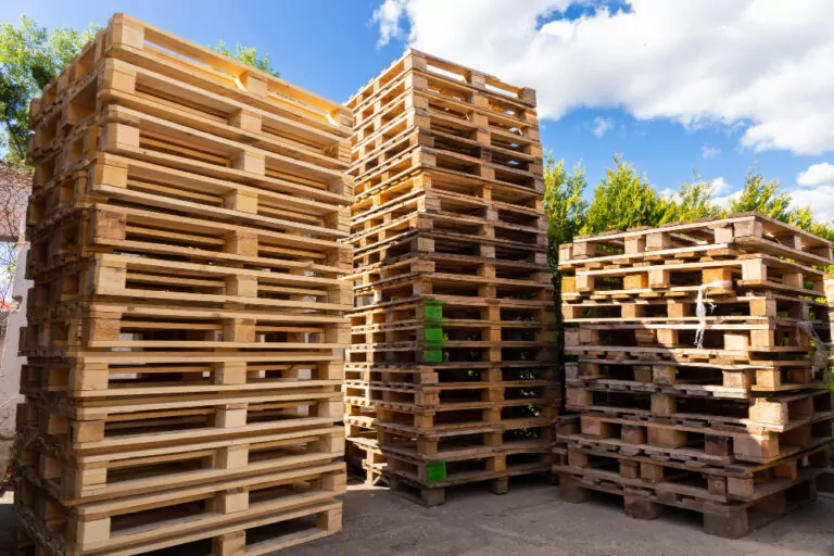 Custom manufacturing of new wooden pallets